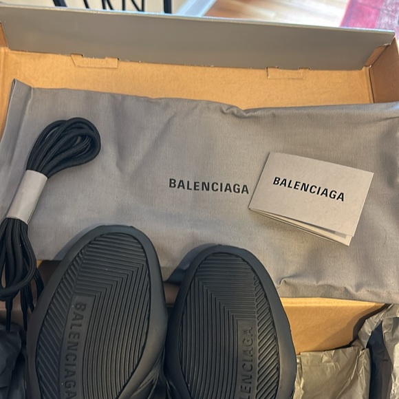 Balenciaga Drive Sneaker - Picture 6 of 9